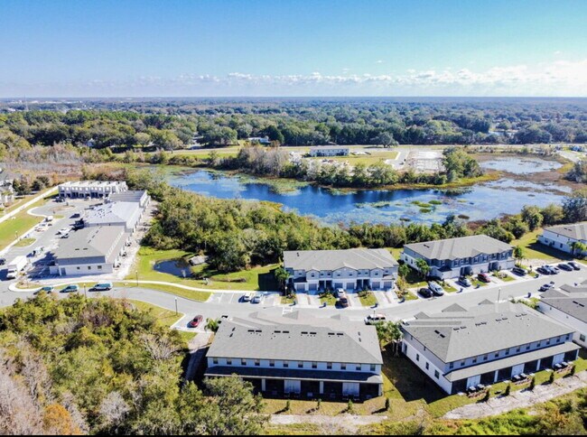 Building Photo - "Charming Gated community 3-Bed Retreat with Lake View & Granite Touches in Lutz!"
