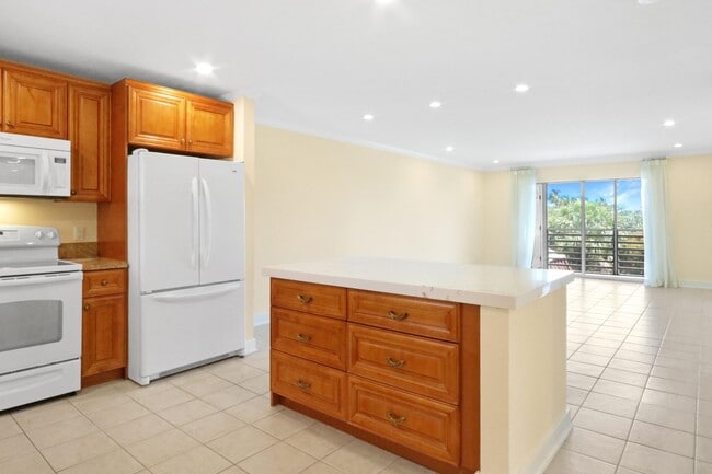 Building Photo - 717 S US Hwy 1