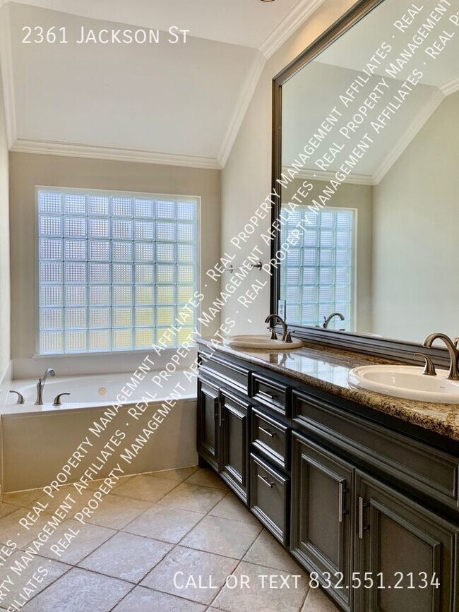 Building Photo - Middle Stunner