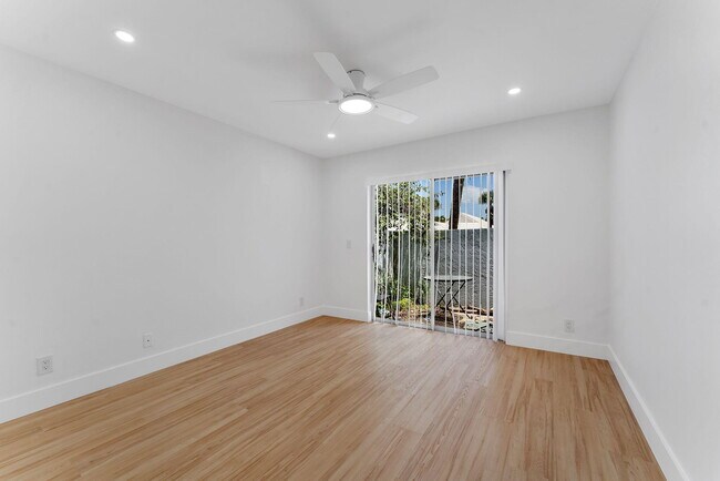Building Photo - 897 Dickens Pl