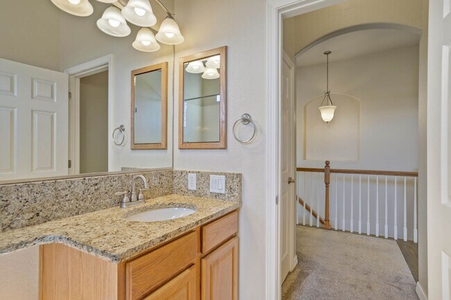 Building Photo - Main Level Living in Pine Creek...Views ar...