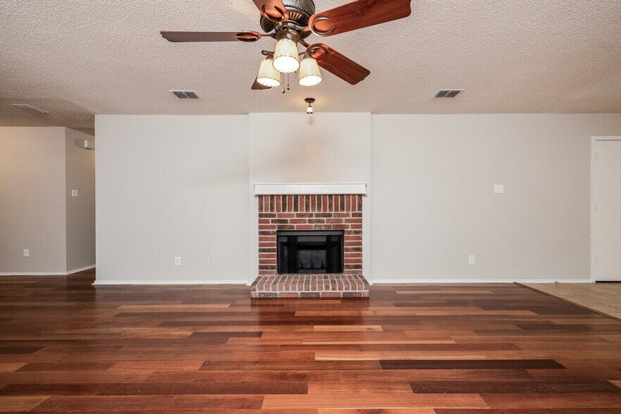 Building Photo - 1901 Lariat Dr