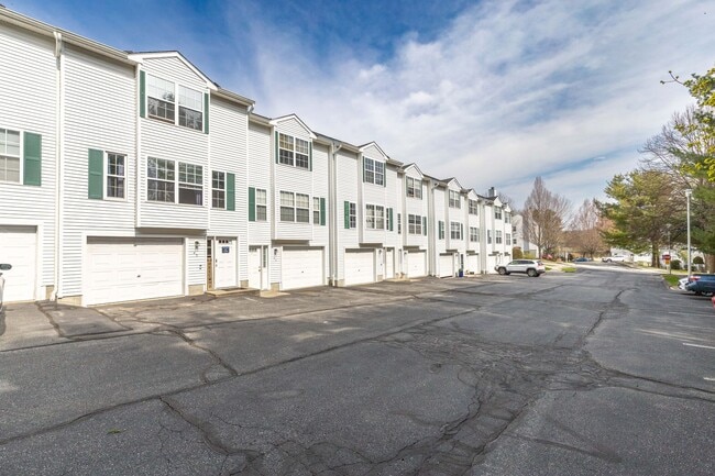 Building Photo - Multi Level Updated 2 Bedroom Condo