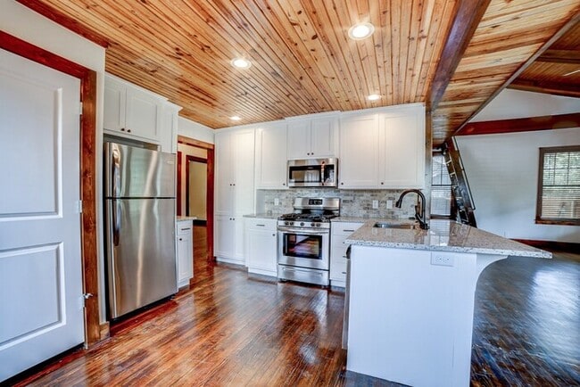 Building Photo - 3/2 Rustic Craftsman Home Of Your Dreams!