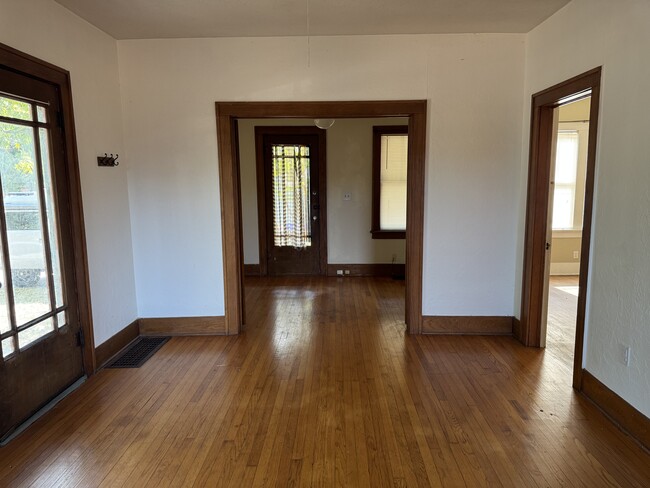 Building Photo - 512 S Crawford Ave