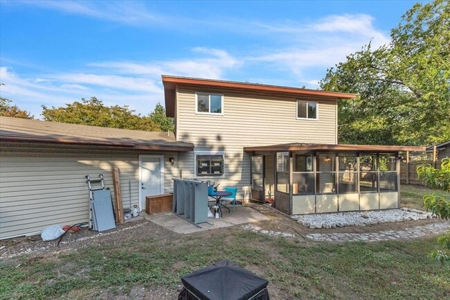 Building Photo - 8604 Brookfield Dr