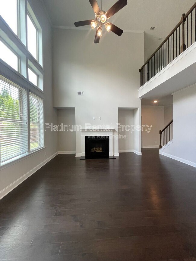 Building Photo - 1825 Dahlia Dr