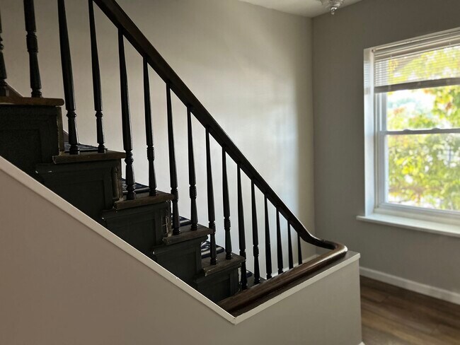 Building Photo - 2 School St