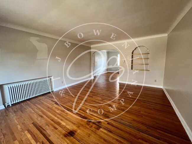 Building Photo - Lower West Toledo 2 bedroom apartment with...