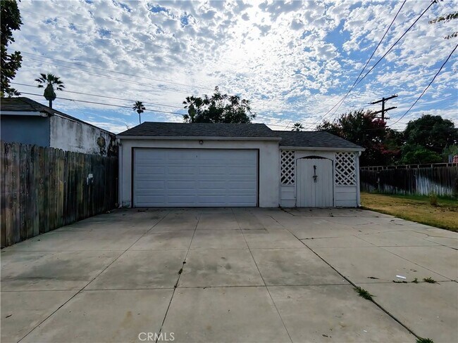Building Photo - 3907 Edgehill Dr