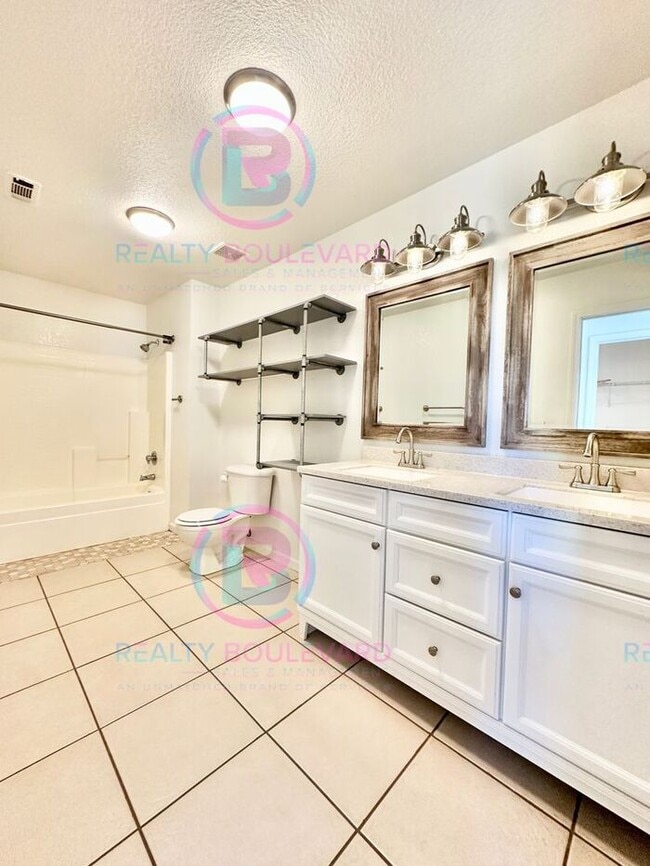 Building Photo - 1/2 Month Free!! Modern Comfort Meets Conv...