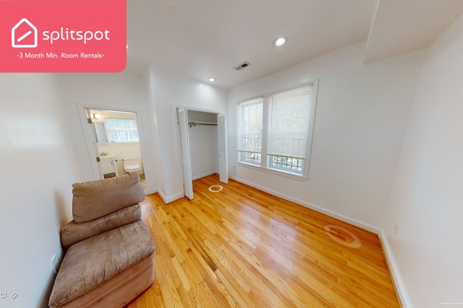 Building Photo - Private room in 4 bedroom Washington Apart...