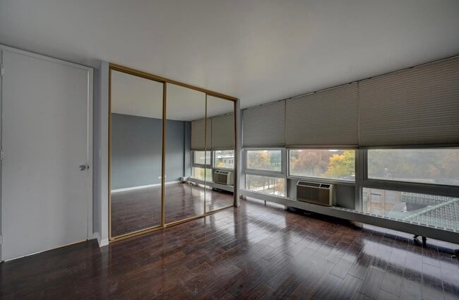 Building Photo - 6730 S South Shore Dr