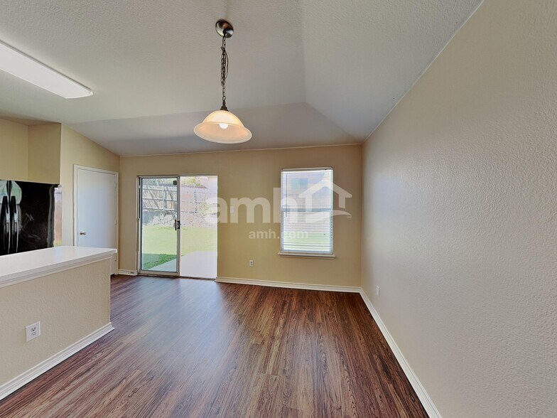 Building Photo - 820 Bee Creek Ln