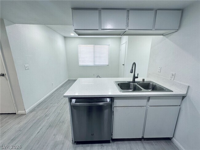 Building Photo - 4225 Stewart Ave