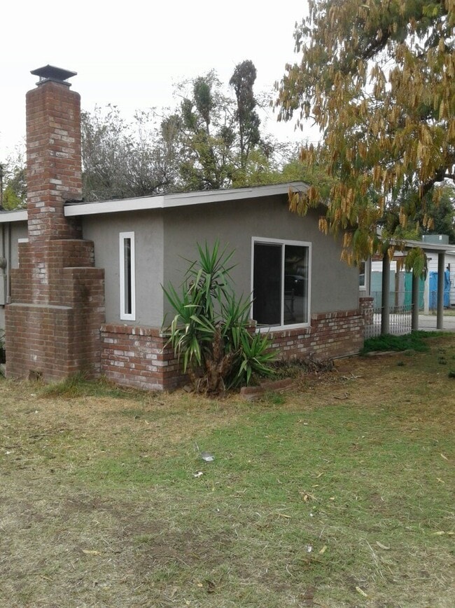 Building Photo - STOP BY, PEEK THROUGH THE WINDOWS AND EXPLORE THE AREA!