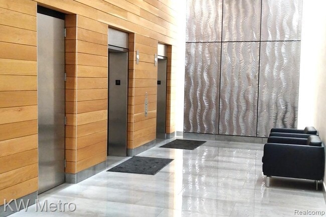 Building Photo - 350 N Main St