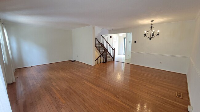 Building Photo - Beautiful 3 Bed, 3.5 Bath Brick Townhouse ...