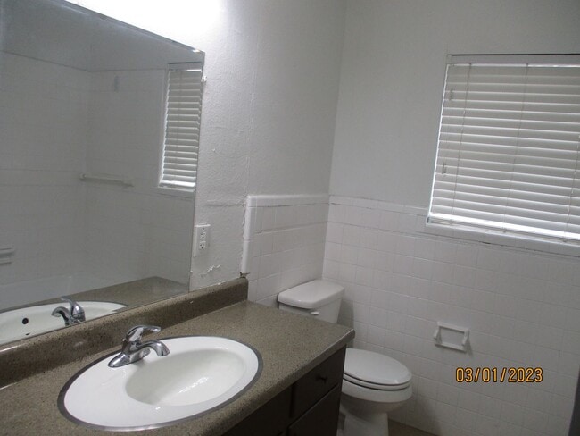 Building Photo - 212 Hallbrook Dr