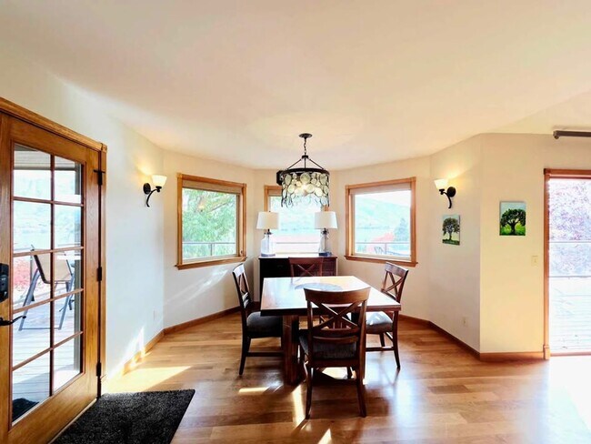 Building Photo - Gorgeous 4 Bed, 3 Bath Home w/ STUNNING RI...