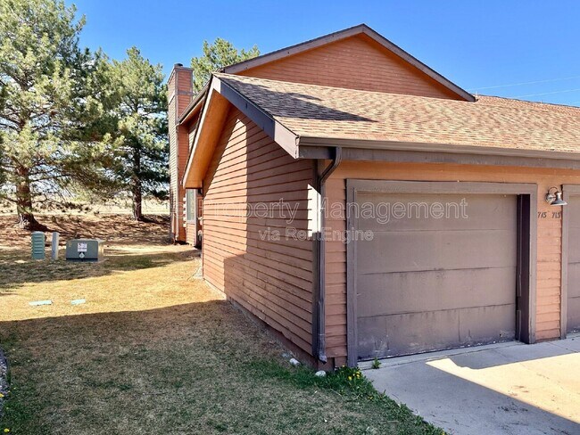 Building Photo - 715 Julian Cir