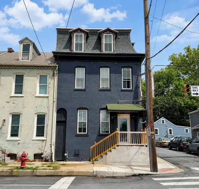 Building Photo - 463 S Prince St