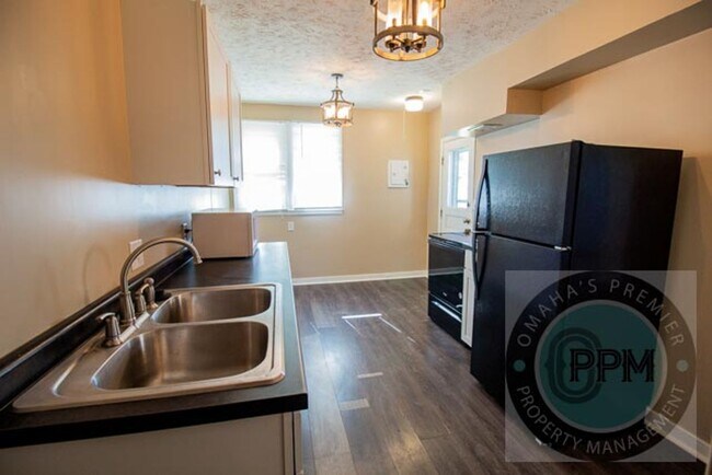 Building Photo - TRISARA 3129/3131 CASS ST