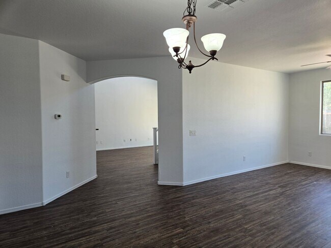 Building Photo - Spacious 4 bed, 3 full bath home in New Ri...