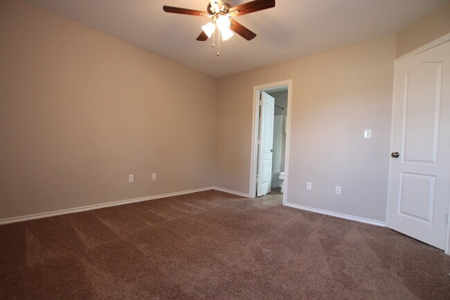 Building Photo - Lease Takeover Opportunity Available! 1 Bedroom 1.5 Bath Townhome for Rent in Lindale