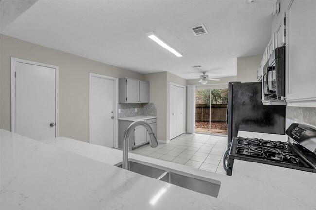 Building Photo - 10 Treadwell Ct