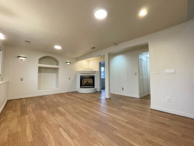 Building Photo - Renovated 3 bedroom 2 bathroom home in quiet Arvada neighborhood!