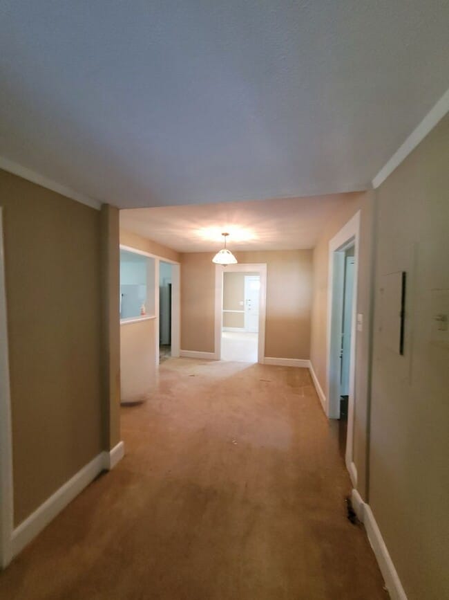 Building Photo - Madison Co. –3Bedroom, 1 Bathroom- Comer, GA – QUIET NEIGHBORHOOD – HOME SITS ON BEAUTIFUL CORNER...