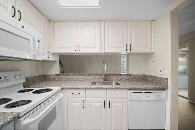 Building Photo - Beautiful Two-story condo 2bedrooms 2 bath...