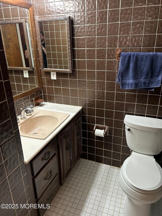 Building Photo - 564 Monmouth Pl