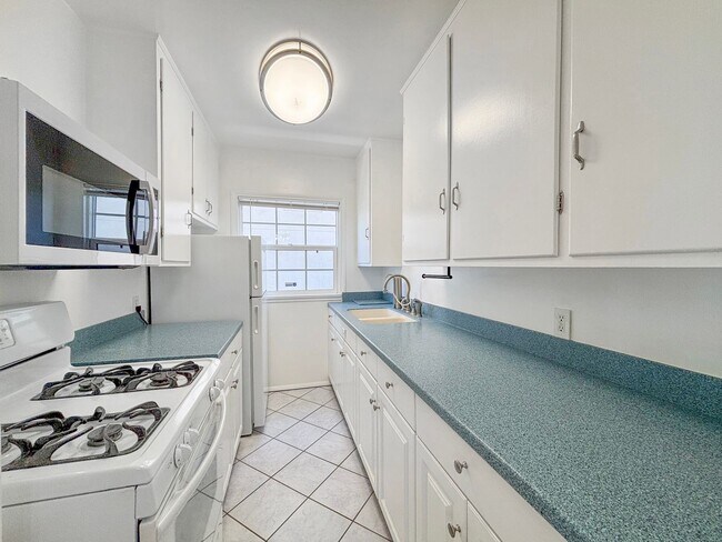 Building Photo - Charming 1BD/1BA Condo in Hillcrest W/ Sha...