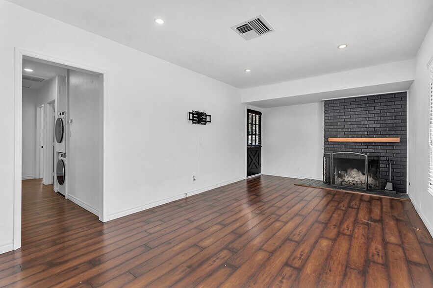 Building Photo - 5125 Canoga Ave