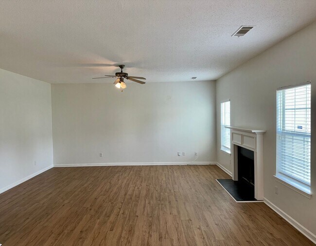 Building Photo - Huge 5 Bedroom Home with Sooo Much Space!