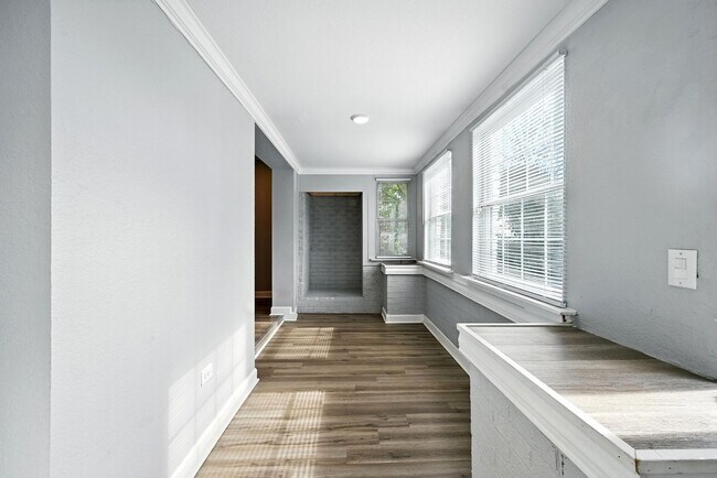 Building Photo - 931 Kenton Ave