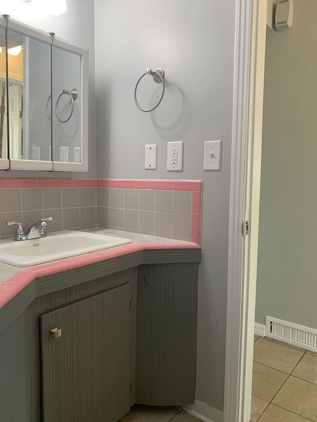 Building Photo - Modest 3BR/2BA home in Northeast Gulfport