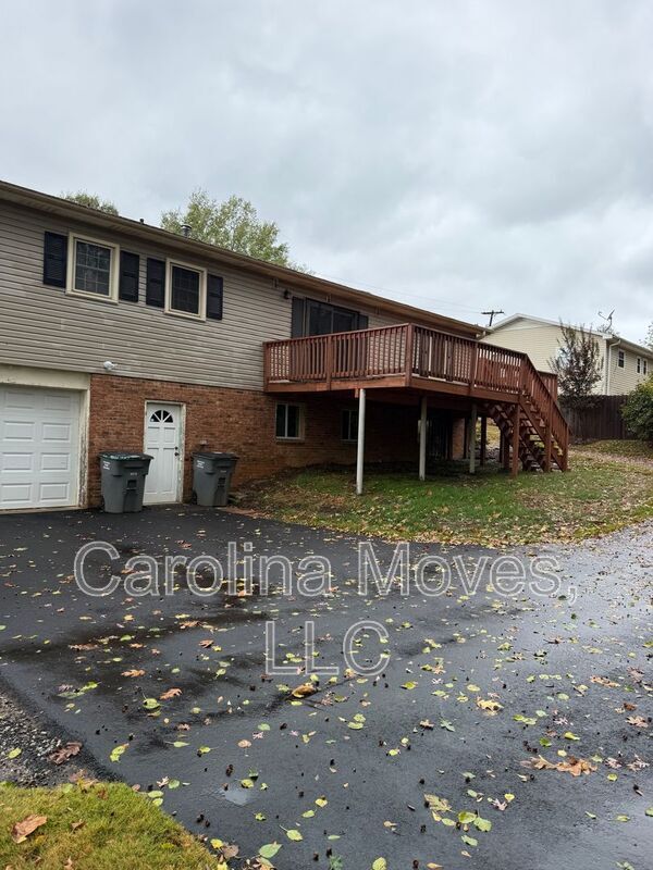 Building Photo - 708 W Lee Rd