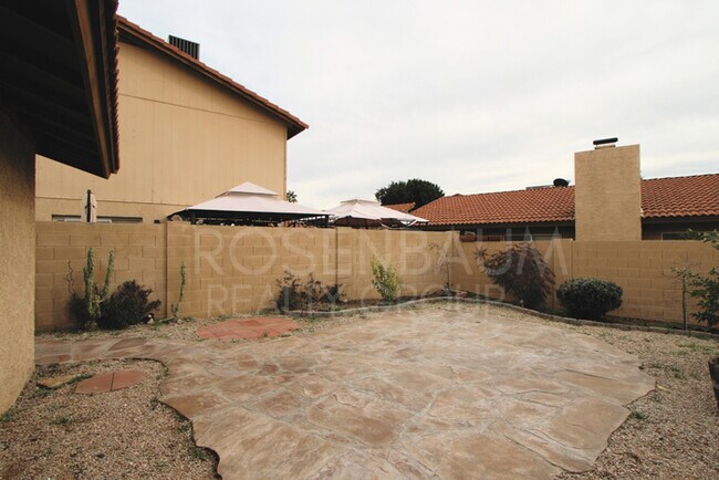 Building Photo - Stunning 2-bedroom, 1.5-bath haven in Phoe...