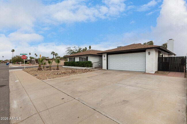 Building Photo - 1835 E Yale Dr