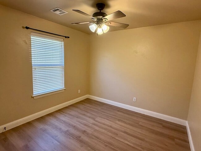 Building Photo - Beautiful 4 Bed, 2 Bath, 3 Car Home in Edm...