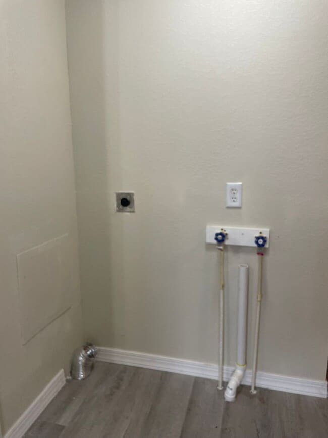 Building Photo - Move-in ready 4bed/1bath single family home!