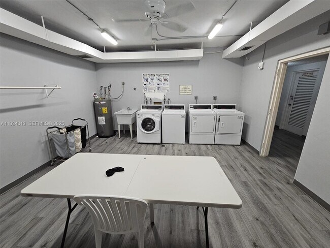 Building Photo - 4200 Hillcrest Dr