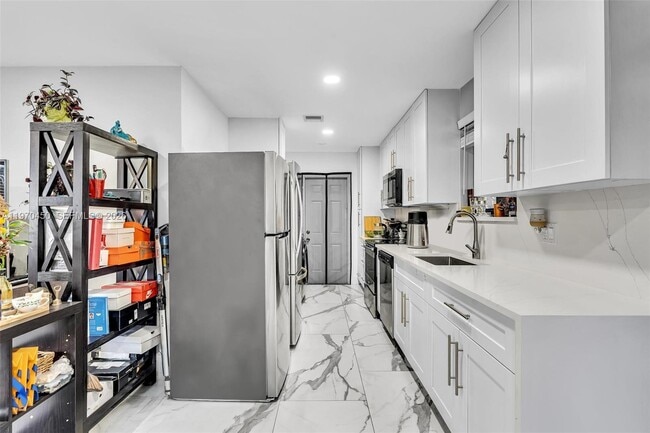 Building Photo - 6781 Franklin St