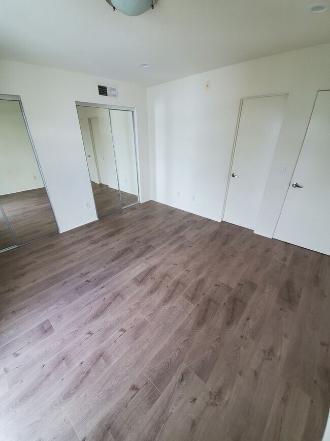 Building Photo - 5-Story UNIQUE Industrial Townhome - 3BD/4BA - w/ Open Floor Plan, Lots of Natural Light! - Secur...