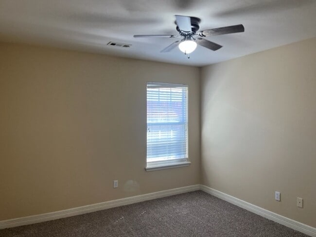 Building Photo - Great location!  4 Bedroom 2 bath