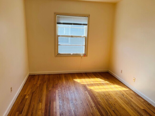 Building Photo - 1bedroom/1bath Garden Level Apartment in Overlook Near N Interstate Ave