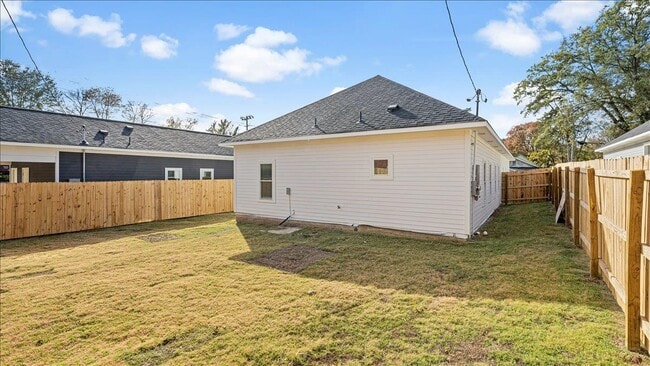 Building Photo - 1072 Bruce St